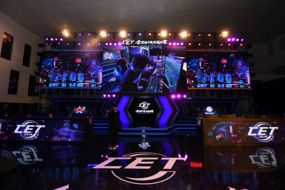 这位年轻选 这位年轻选